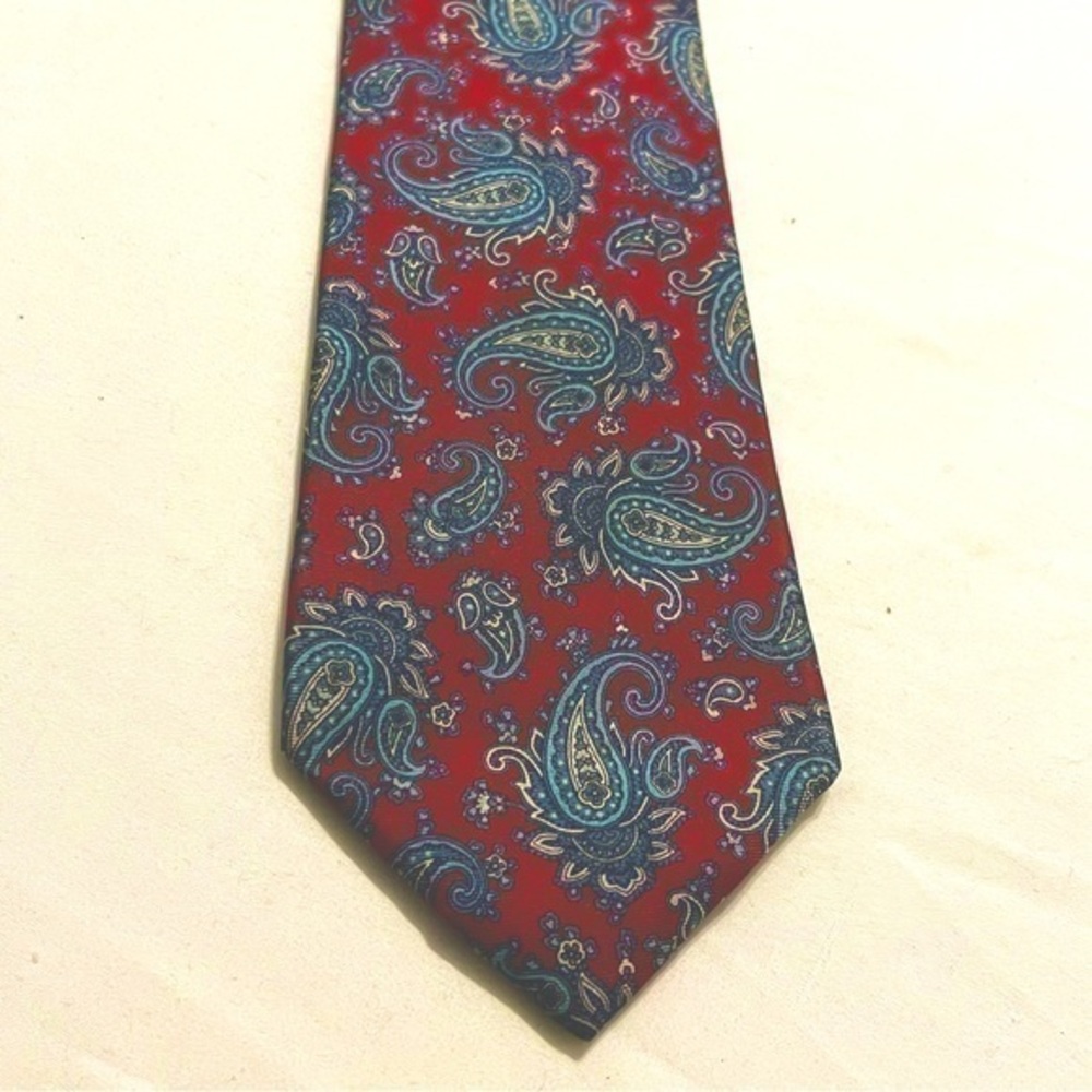 Oleg Cassini 100% silk tie. Like new.